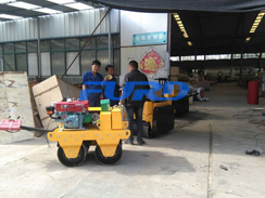 福瑞得機(jī)械手扶雙輪壓路機(jī)，二次結(jié)構(gòu)澆筑泵及時(shí)包貨